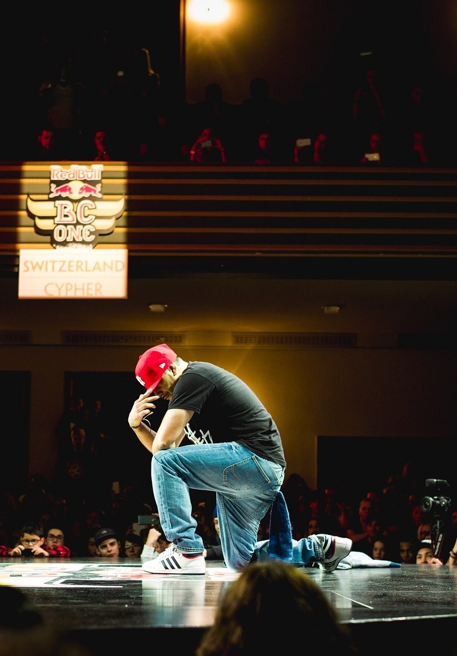 cropped-performer-1209055_1920-1.jpg